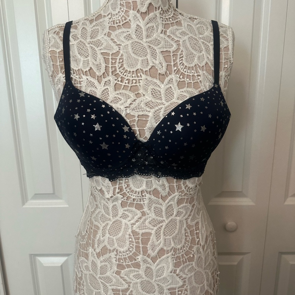 No Boundaries Black Bra with Adjustable Straps and Molded Cups - Picture 1 of 6